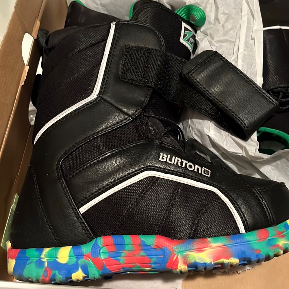Burton kids snowboard boots Size 5 youth.